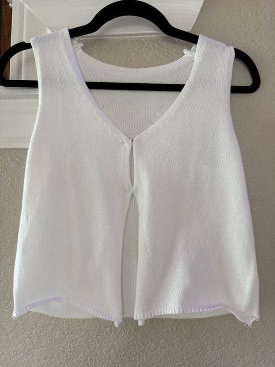 Tops - White Sleeveless V-Neck Knit Top